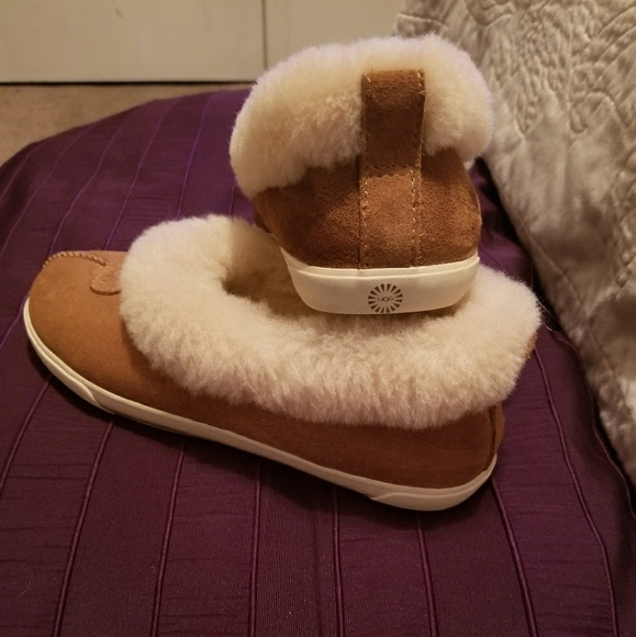 UGG Indoor/Outdoor Slippers - Picture 3 of 4